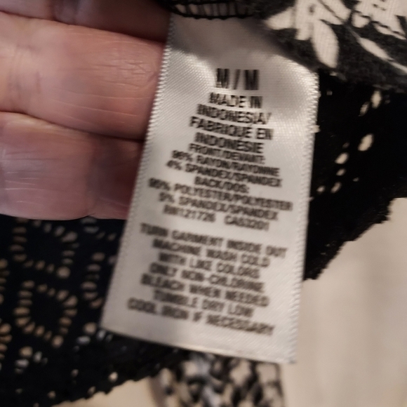 AEROPOSTALE Black White Lace Back L/S Flower Detail Knit Top Sz S M - Picture 5 of 11